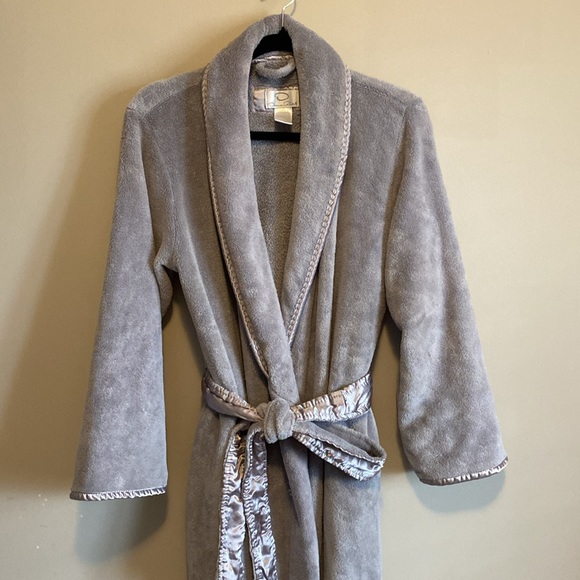 Oscar de la Renta bathrobe with beautiful trimming and belt. Size small. Gray. - Picture 3 of 12